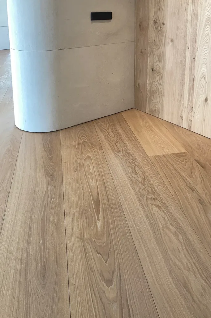 Detalle de las tablas Dinesen Oak Classic cortadas a la curva del pilar, vivienda en la Costa Blanca