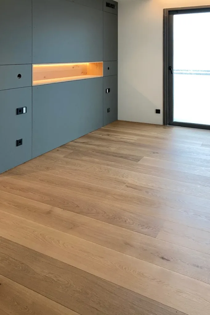 Dormitorio al terminar la instalación, con suelo Dinesen Oak Classic de 250 mm, vivienda en la Costa Blanca