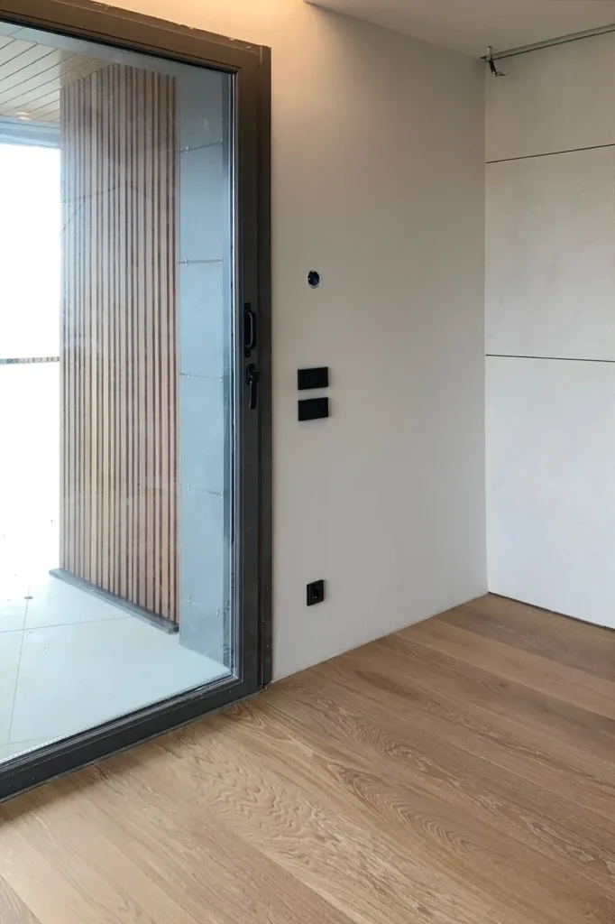 Suelo Dinesen Oak Classic hasta la corredera de la terraza, vivienda en la Costa Blanca