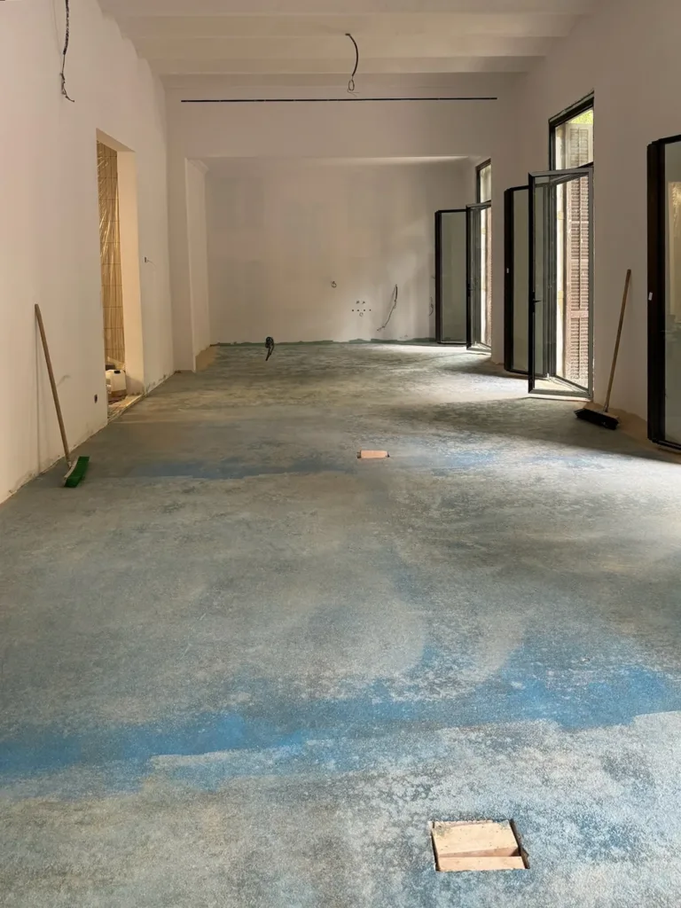 Solado de cemento con la imprimación de poliuretano STAUF VPU 155 S y arena de cuarzo espolvoreada, antes del encolado