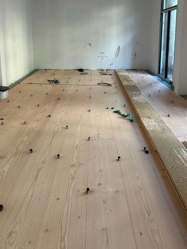 Tablas Dinesen Douglas de 7,5 m recién encoladas, con cuñas de apriete en las juntas