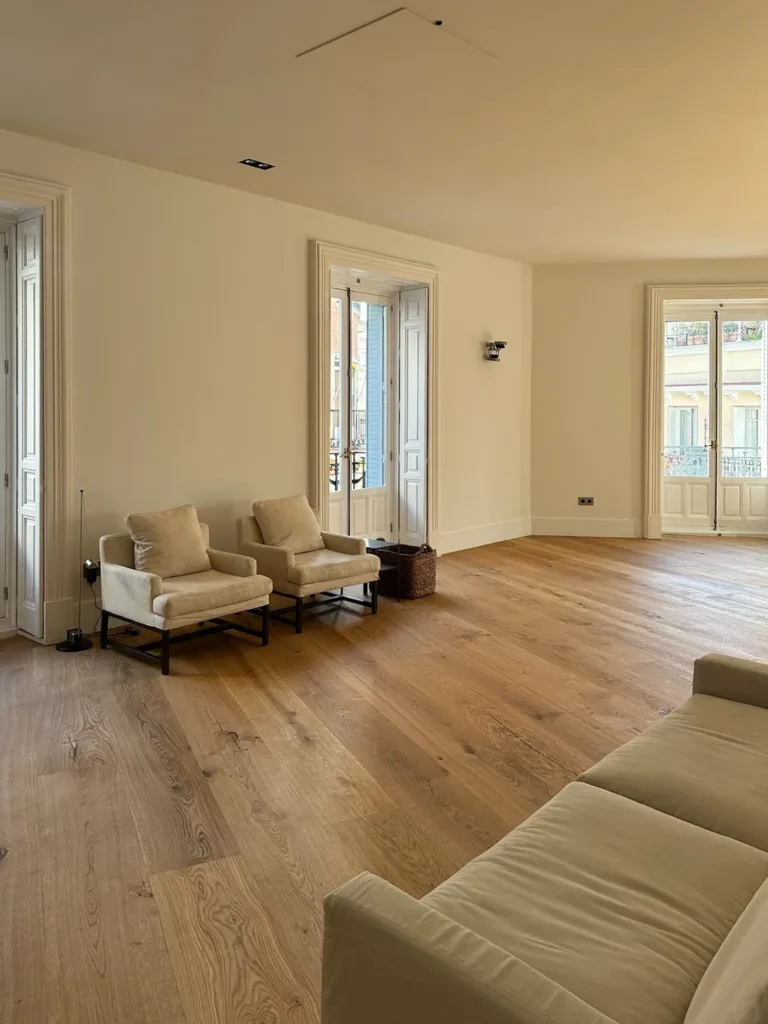 Salón con suelo Dinesen HeartOak, vivienda en el barrio de Justicia, Madrid