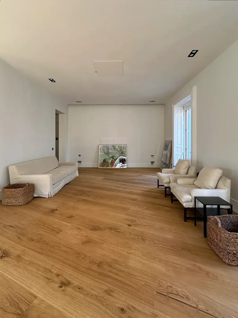 Zona de estar sobre suelo Dinesen HeartOak, vivienda en el barrio de Justicia, Madrid