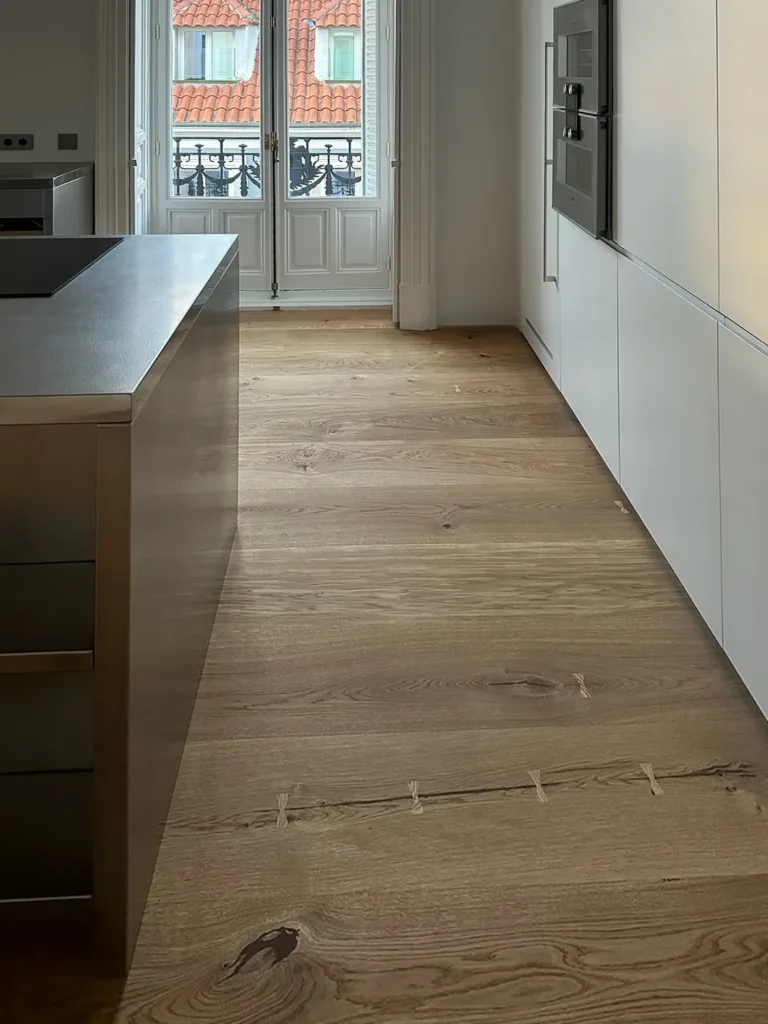 Suelo Dinesen HeartOak en la cocina, vivienda en el barrio de Justicia, Madrid
