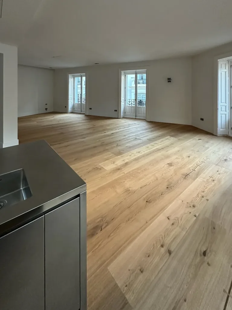 Dormitorio y pasillo con suelo Dinesen HeartOak, vivienda en el barrio de Justicia, Madrid