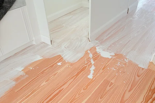 Mano de acabado Bona sobre un suelo de madera en obra