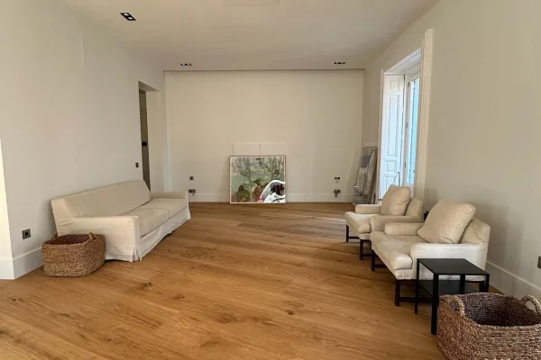 mantenimiento-suelo-madera-aceitado-wood-to-love.jpg Salón con suelo de roble aceitado, que se mantiene con jabón graso