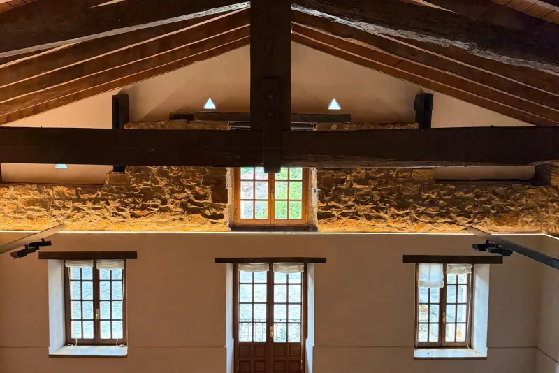 Sala superior del Asador Etxebarri (Axpe) con suelo Dinesen Layers HeartOak, muros de piedra y cubierta de madera