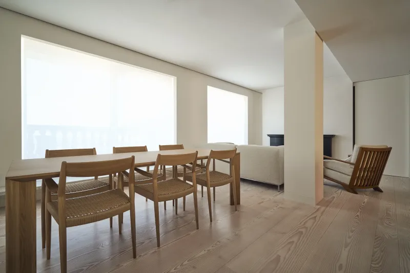 Comedor de una vivienda en el País Vasco con suelo Dinesen Douglas Classic de 28 mm en anchos combinados