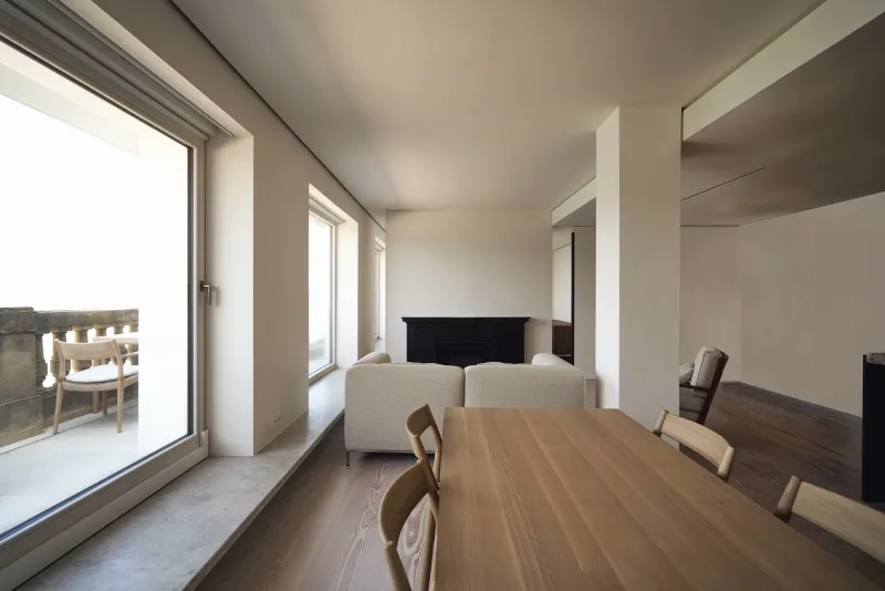 Salón y comedor de la vivienda en el País Vasco con suelo Dinesen Douglas Classic y terraza