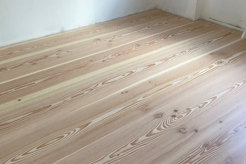Estancia de la vivienda de la calle Villacís (Murcia) con suelo Dinesen Douglas macizo recién instalado y lijado, antes del acabado